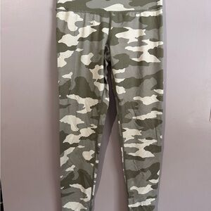 Aerie Kids Green and White Camo Leggings